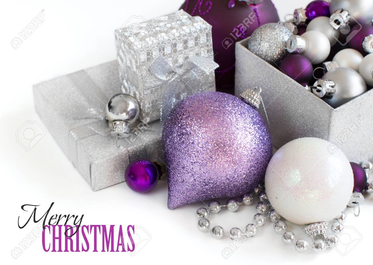Silber Und Lila Weihnachtsschmuck Grenze Auf Weissem Hintergrund Lizenzfreie Fotos Bilder Und Stock Fotografie Image 50561398