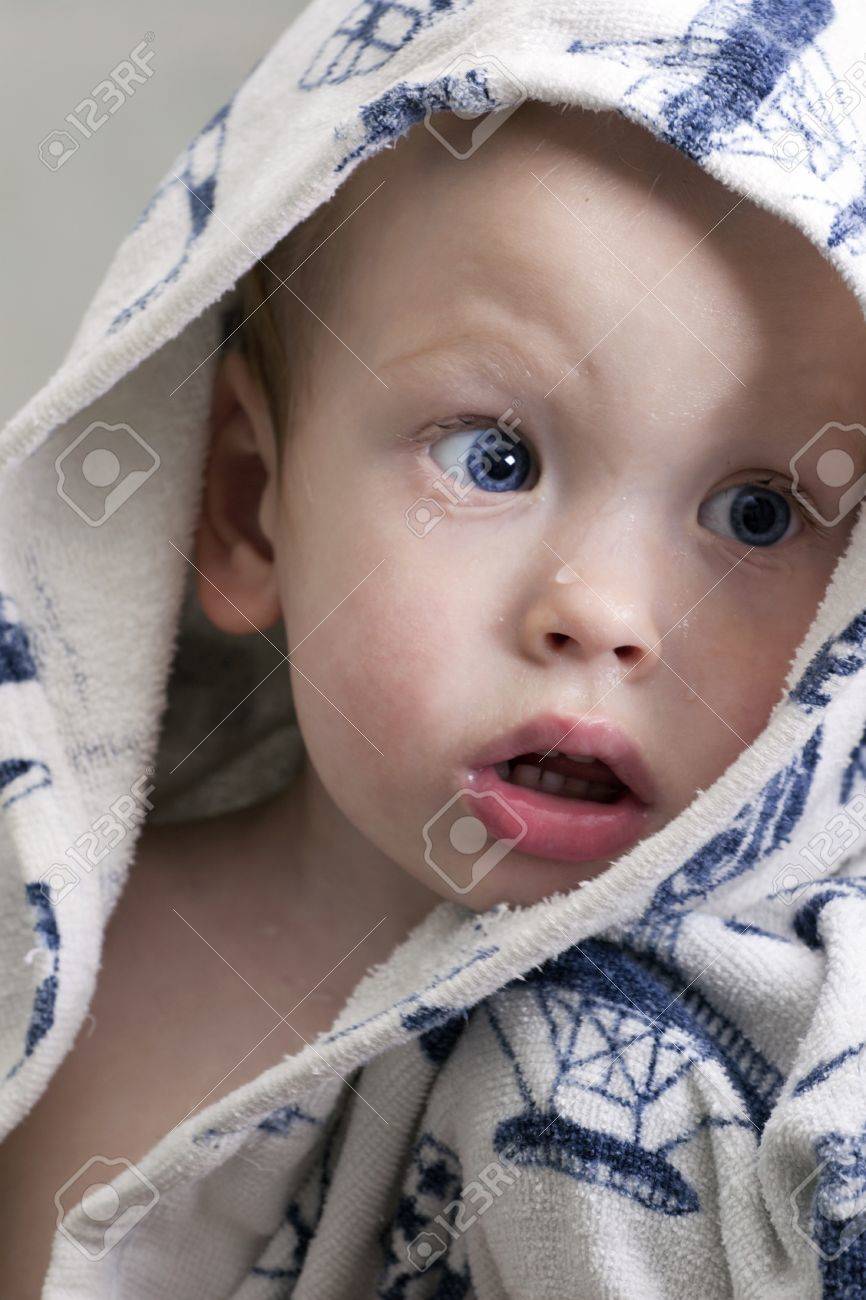 頭に毛布で赤ちゃん の写真素材 画像素材 Image 15756012