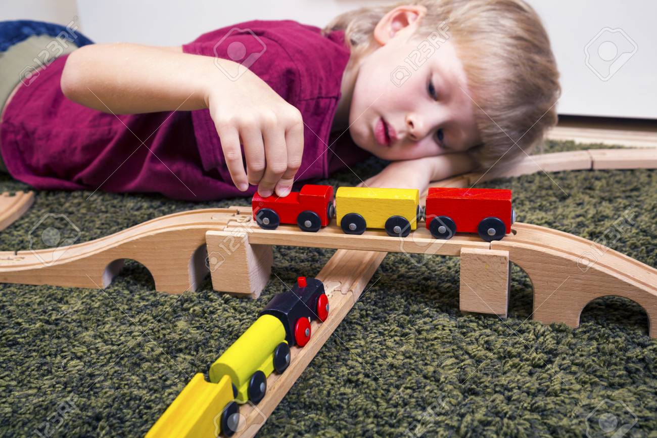 子供は木のおもちゃで遊ぶ グッズ鉄道自宅や保育園を構築します 電車や車での幼児男の子遊び 保育園と幼稚園の子供の教育おもちゃ の写真素材 画像素材 Image