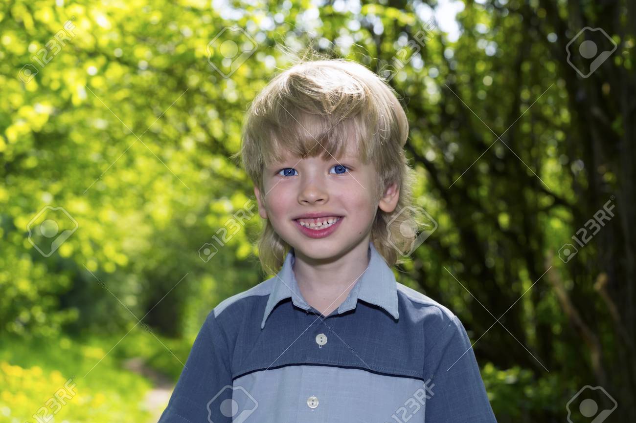 夏の公園で幸せな笑顔金髪少年 の写真素材 画像素材 Image