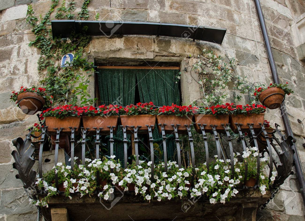 provincie Netto Aan boord Een Balkon Met Bloemen In Lucca Italië Royalty-Vrije Foto, Plaatjes, Beelden En Stock Fotografie. Image 75330061. provincie Netto Aan boord Een Balkon Met Bloemen In Lucca Italië Royalty-Vrije Foto, Plaatjes, Beelden En Stock Fotografie. Image 75330061.