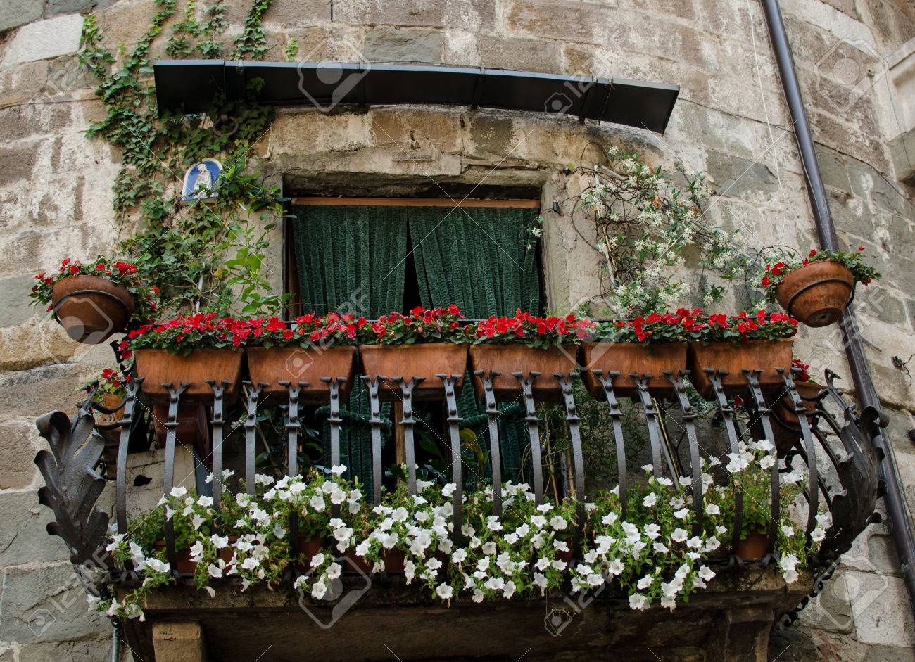 had het niet door fluit Anoi Een Balkon Met Bloemen In Lucca Italië Royalty-Vrije Foto, Plaatjes,  Beelden En Stock Fotografie. Image 75330061.