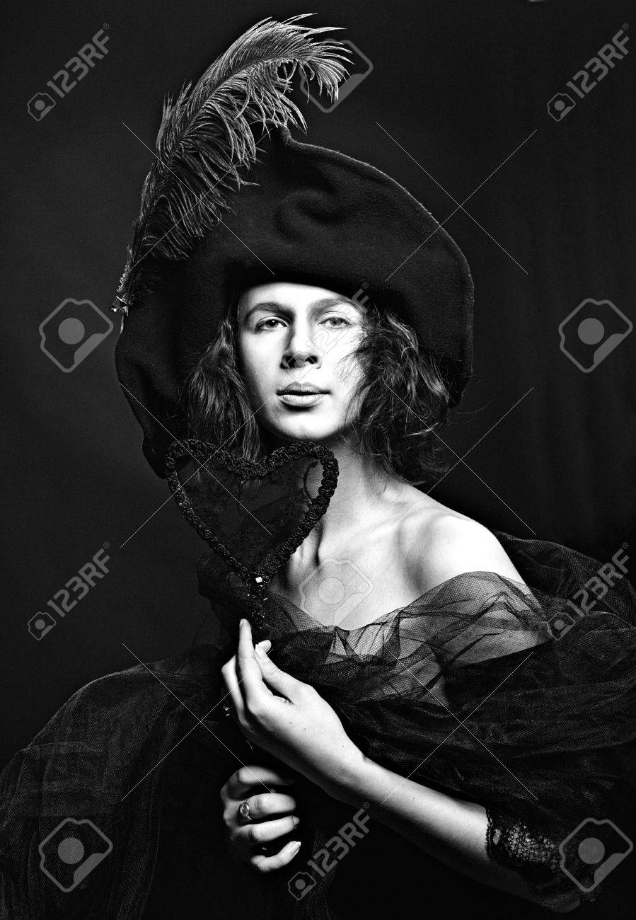 帽子 スタジオのレトロな Stilization モノクロ高社会中世貴婦人の肖像 の写真素材 画像素材 Image