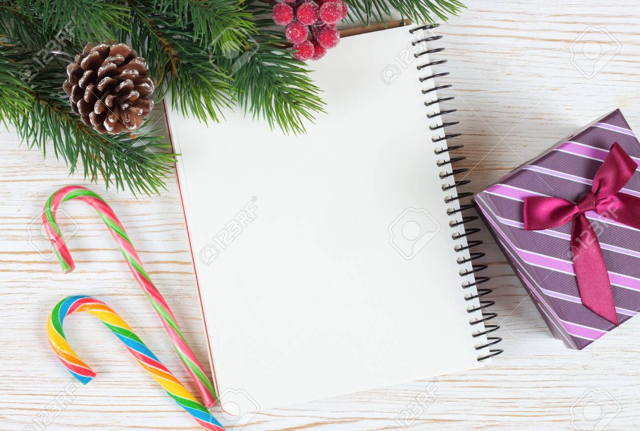 白い木製表面上空の音符とクリスマスとお正月の背景 平面図です の写真素材 画像素材 Image