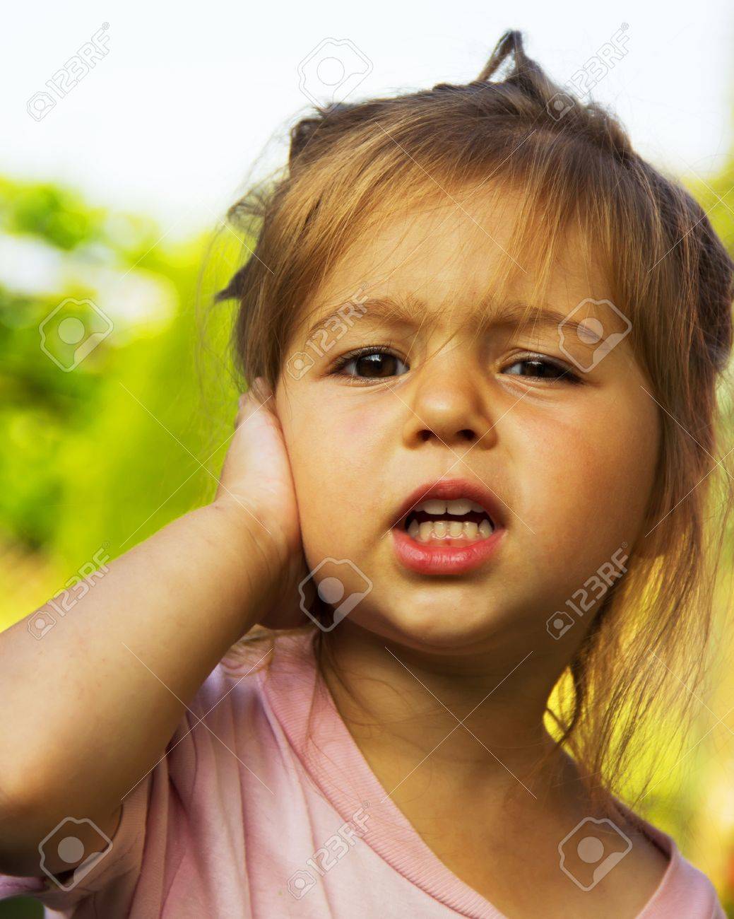 かわいい女の子の耳で彼女の手を握って の写真素材 画像素材 Image