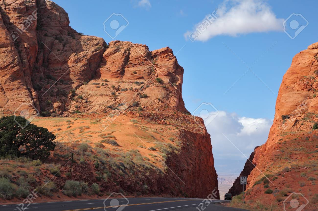 赤い砂岩の岩の間の壮大なアメリカの道 の写真素材 画像素材 Image