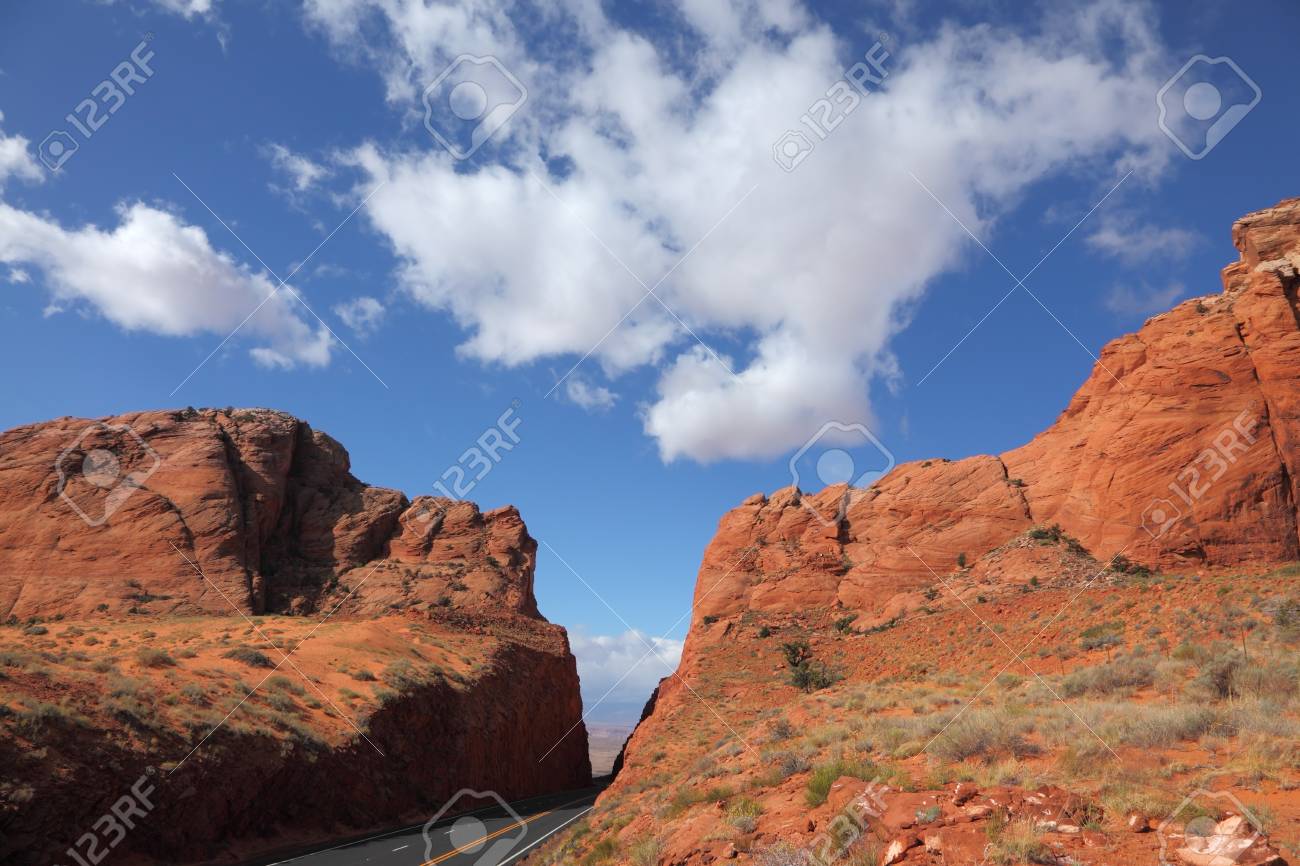 赤い砂岩の岩の間の壮大なアメリカの道 の写真素材 画像素材 Image