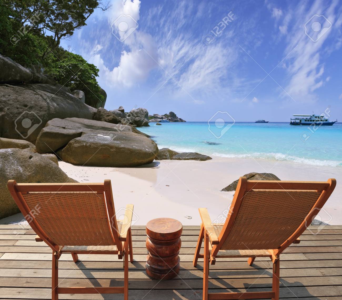 Acogedor Estar En La Playa. Dos Sillas De Madera Plegables Y Una Mesa Través Del Agua De Mar Esmeralda Fina Arena Amarilla Fotos, Retratos, Imágenes Y Fotografía De