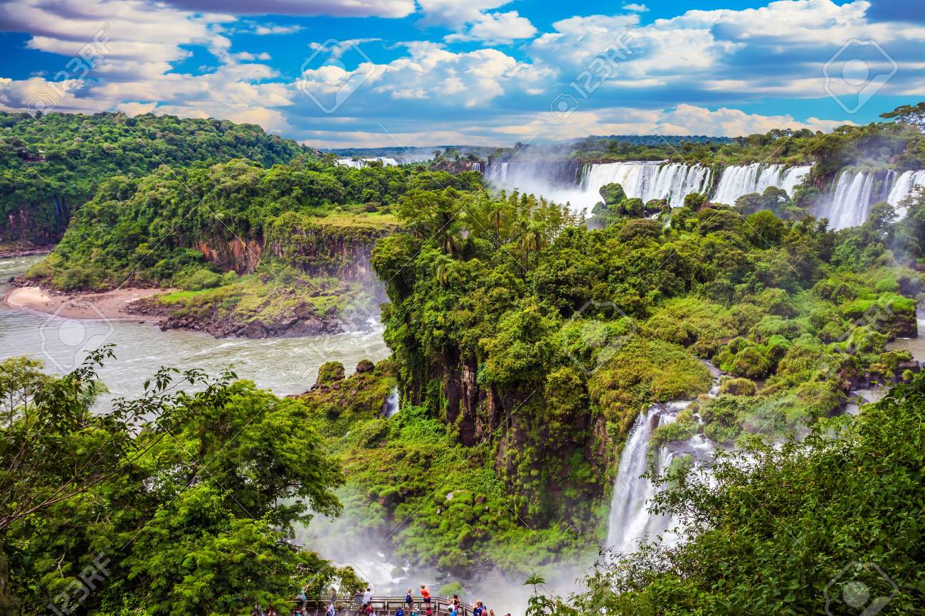 アルゼンチンへの旅行 世界的に有名な滝イグアスの強力なジェット機 絵のように美しい玄武岩の棚が滝を形成します エキゾチックで活発な観光のコンセプト の写真素材 画像素材 Image アルゼンチンへの旅行 世界的に有名な滝イグアスの強力なジェット機 絵のように美しい玄武岩の棚が滝を形成します エキゾチックで活発な観光のコンセプト の写真素材 画像素材 Image