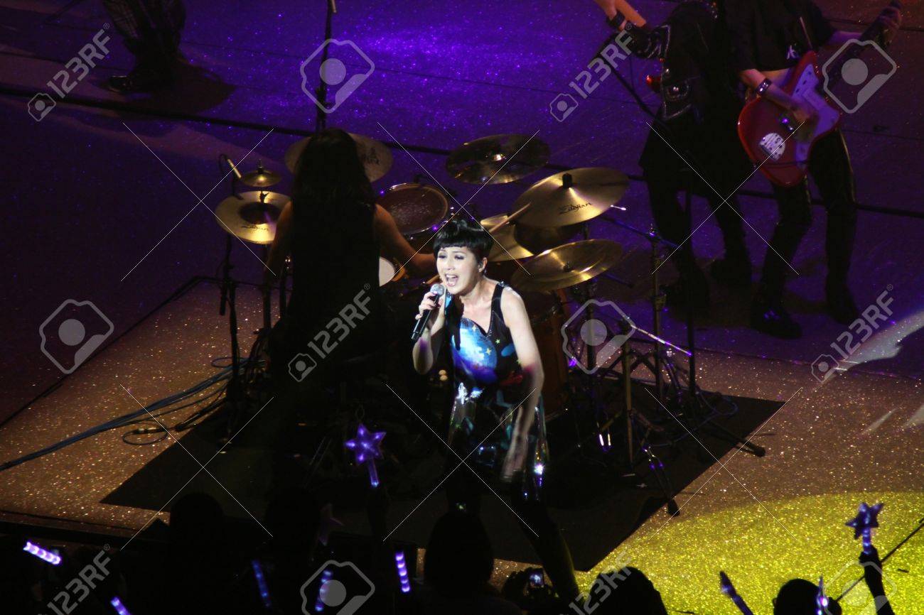 香港 10 月 10 日 ミリアム ヨン婦人 紳士の世界ツアーは 10 年 10 月 10 日に Hong Kong に住んでいます Hong Kong で有名な歌手の一人です の写真素材 画像素材 Image