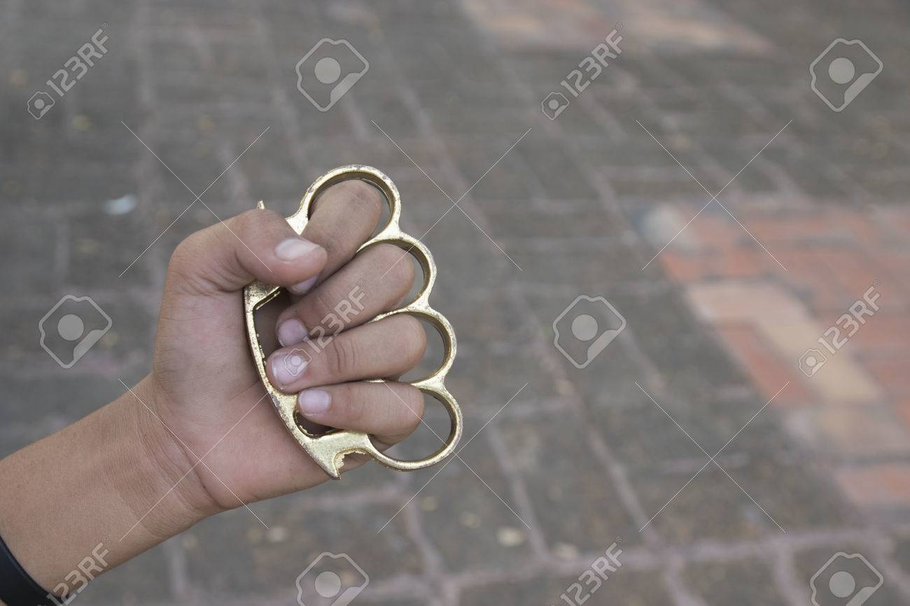 How to wear safely brass knuckles foto How to wear safely brass knuckles images