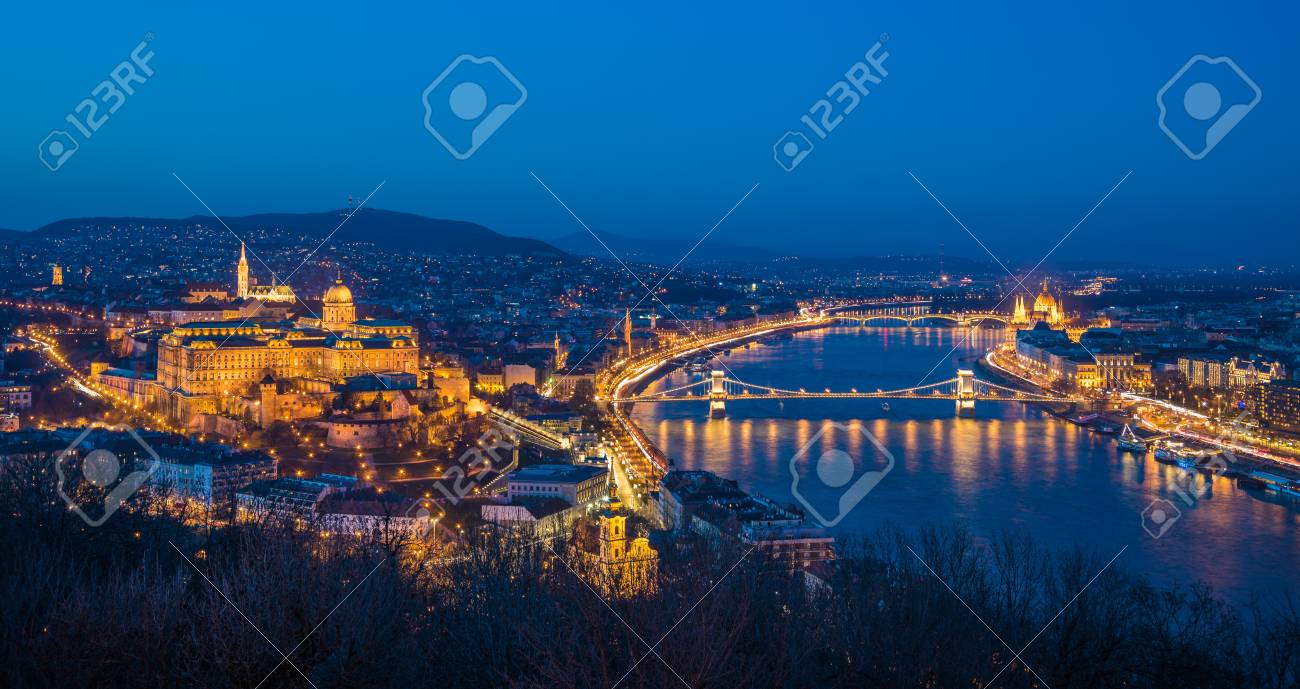 ブダペストと夕暮れゲッレールトの丘の見晴らしのいい場所から見たドナウ川のパノラマ ビュー の写真素材 画像素材 Image