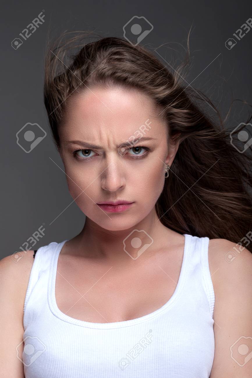 白のタンクトップにグレーの背景で若い女性の肖像画 モデルのテスト 自然なイメージ 生活スタイル の写真素材 画像素材 Image