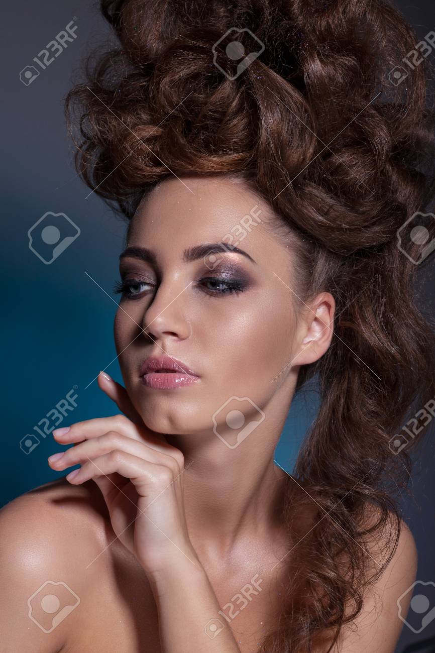 クリエイティブの高いヘアスタイルとメイクで美しい少女の肖像画 皮膚や髪 青の背景にはスパンコール の写真素材 画像素材 Image