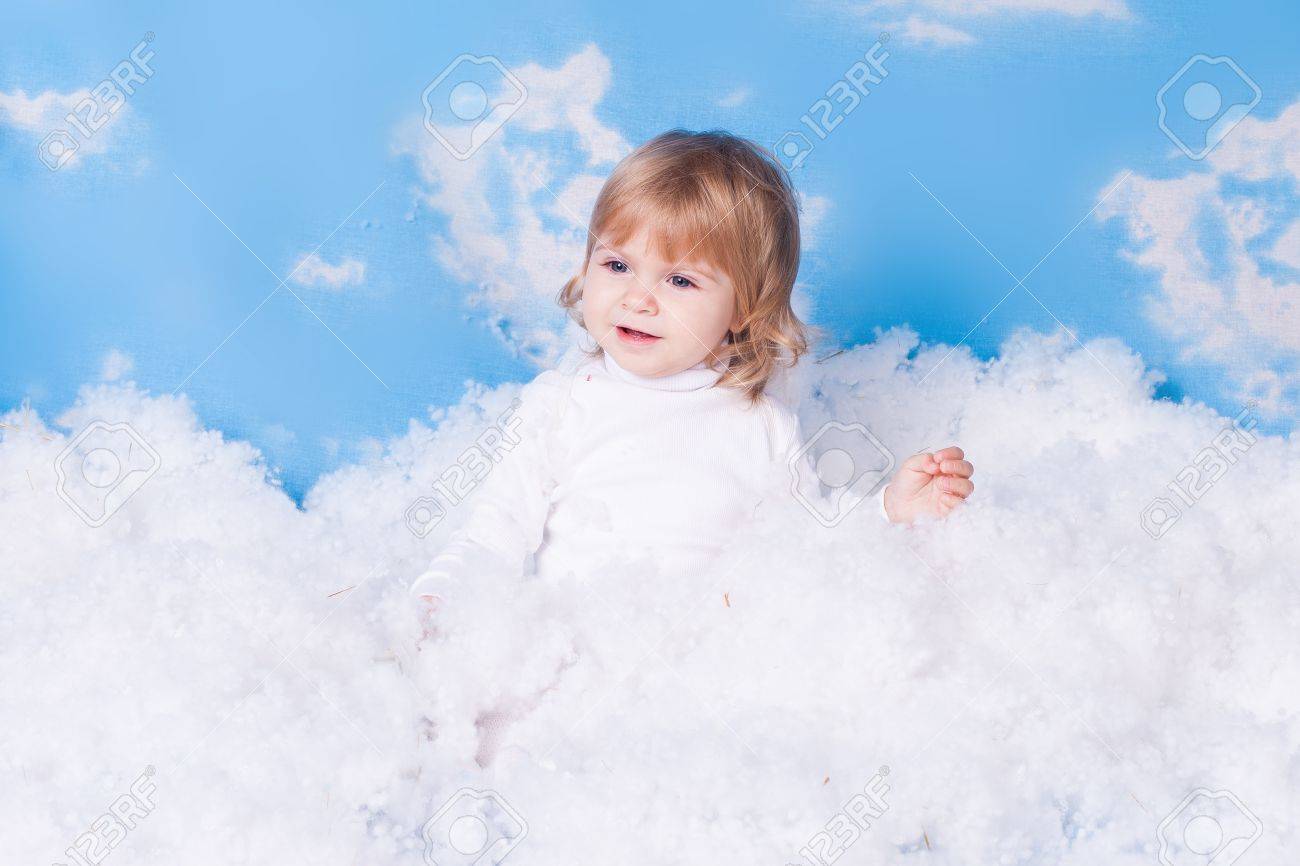 Magnifique Petite Fille Avec Des Ailes D Ange Dans Des Vetements Blancs Posant Sur Un Fond De Ciel Avec Des Nuages Decore Dans Le Style D Un Petit Ange Dans Les Nuages Une