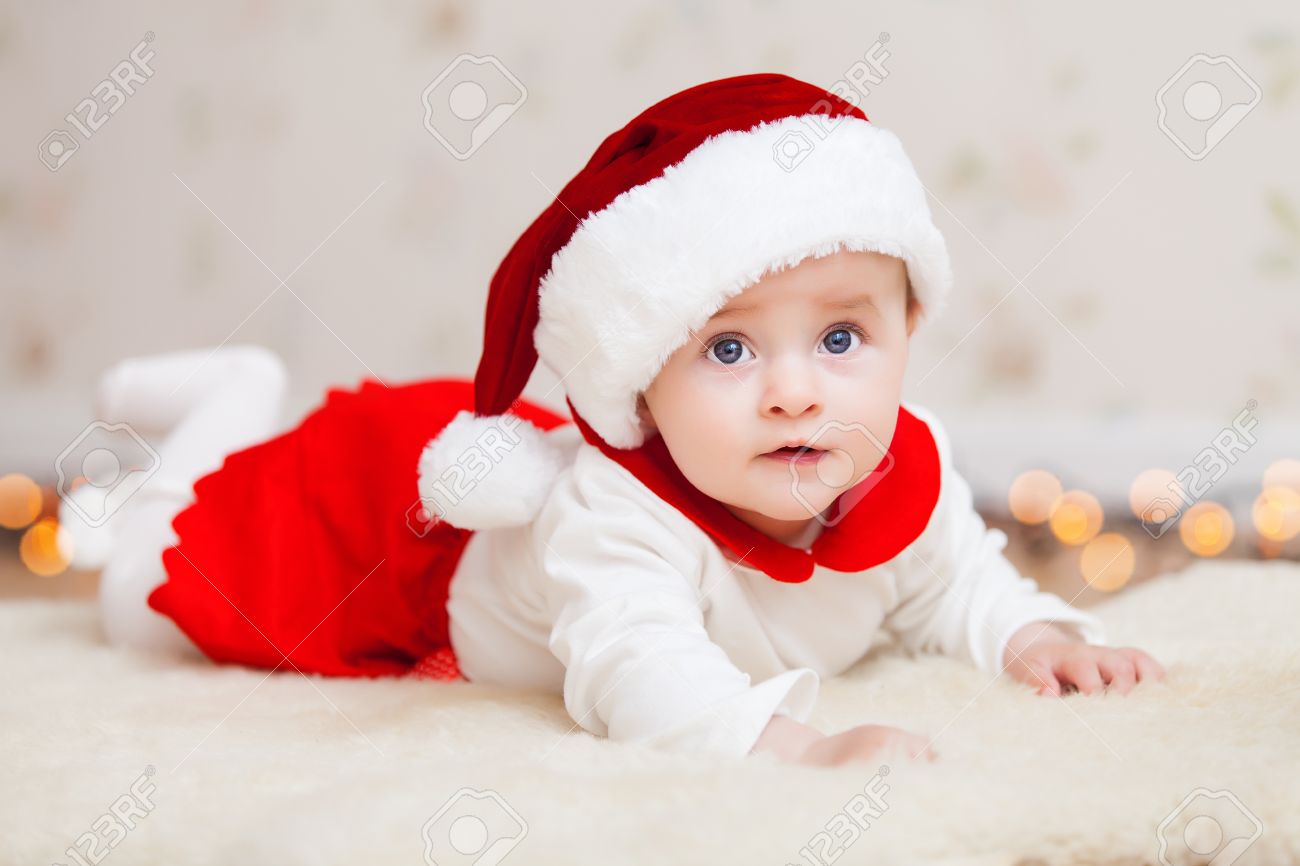 サンタさんのリトル ヘルパーのスーツでかわいい赤ちゃん の写真素材 画像素材 Image サンタさんのリトル ヘルパーのスーツでかわいい赤ちゃん の写真素材 画像素材 Image