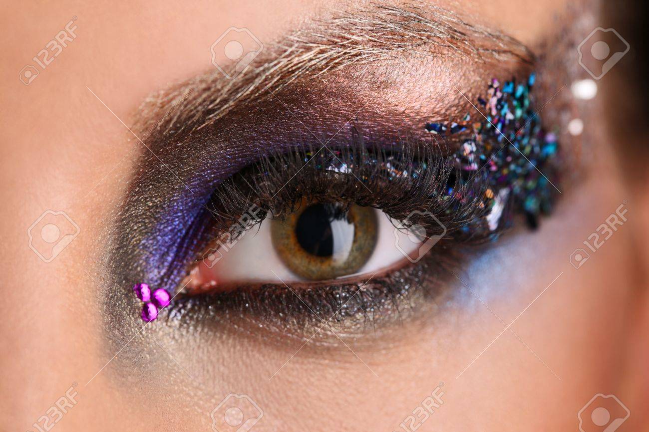 カラフルな結晶 女の子の目 アイシャドウ カラフルな結晶 完璧なアイメイク モデル 大きな目 長い睫毛 黒ファッション メイクで目を構成する クローズ アップ の写真素材 画像素材 Image
