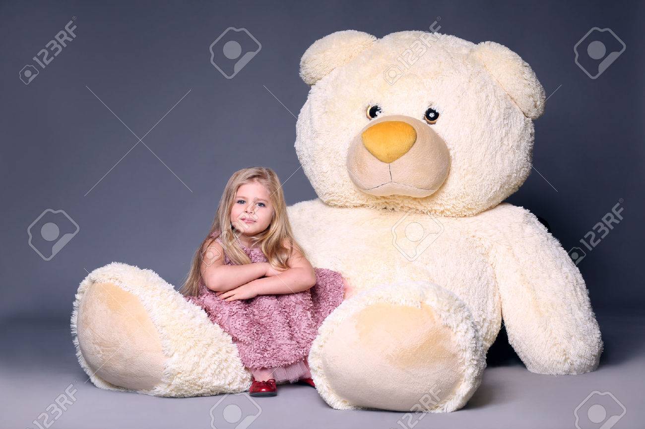 Petit Modele En Robe Assis Sur La Grande Jambe De Peluche Animaux En Peluche Animaux En Peluche Gros Jouets En Peluche Les Enfants Et Les Cadeaux Robe Lilas Fille Blonde Bebe En