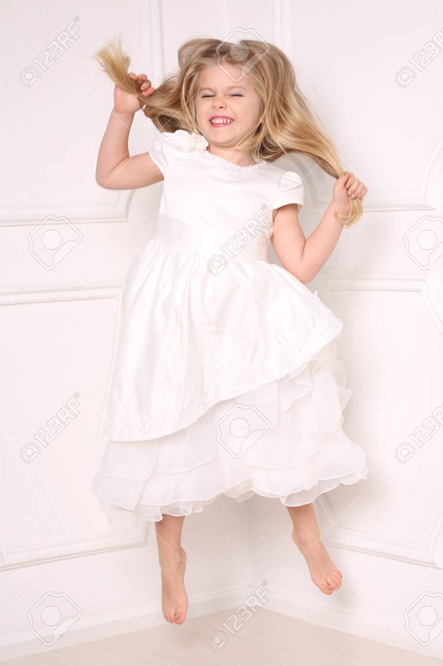 Kind Im Kleid Springen Und Mit Ihrem Haar Madchen Kleider Kinderkleidung Hochzeitskleid Baby Tragt Nettes Baby Baby Im Studio Weisser Hintergrund Lizenzfreie Fotos Bilder Und Stock Fotografie Image