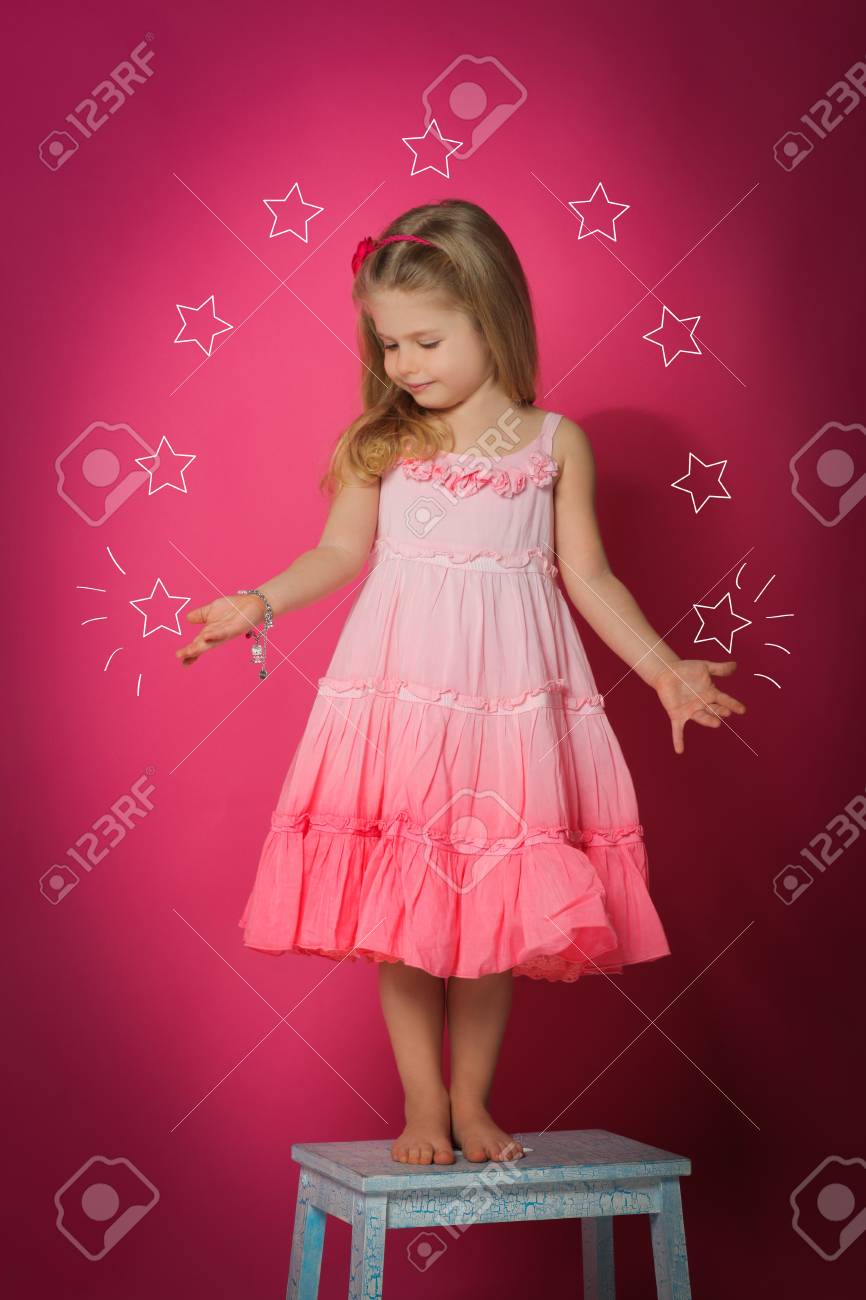 Petite Fille Tenant Des Etoiles Peintes Bonne Nuit Vetements Enfant Joli Bebe Fille Blonde Bebe En Studio Gros Plan Fond Rose Banque D Images Et Photos Libres De Droits Image