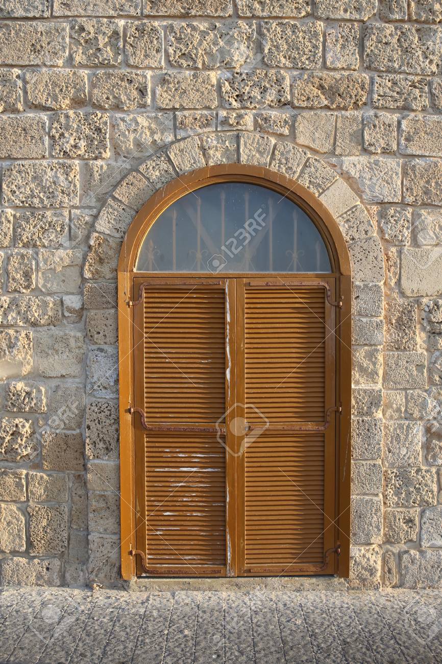 Puerta De Madera Vieja En La Pared De Piedra Concepto Para El
