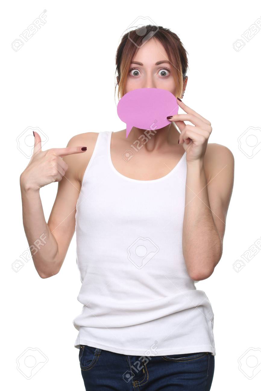 雲 ファッション性の高い外観 美しい女の子 女の子 長い髪 完璧なメイクアップを笑顔と考えて 彼女の口を覆っている一重の女の子 Studio では 分離されたモデルを白い背景赤髪の女性の近く の写真素材 画像素材 Image