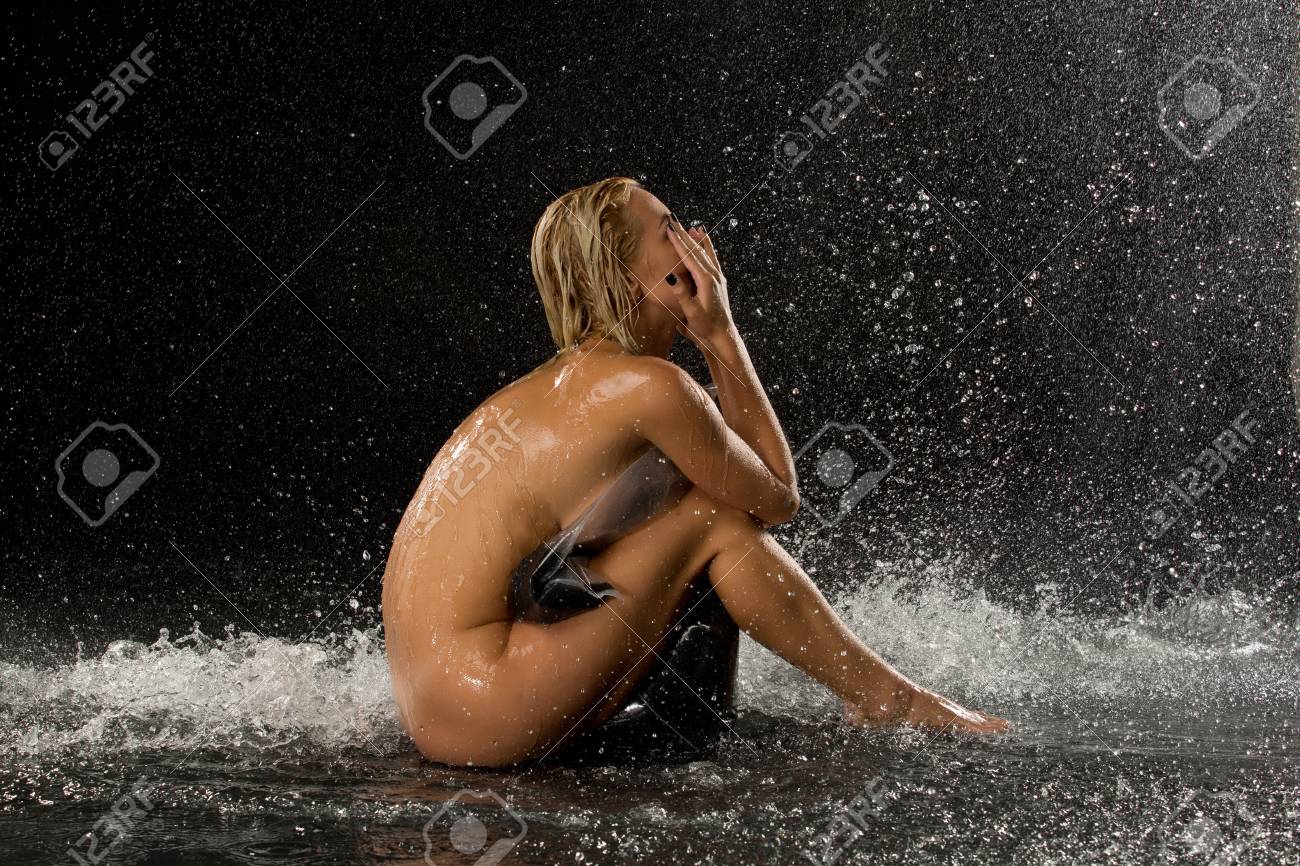 雨の中、床に座っているヌードの女の子。黒の背景。写真レタッチの写真素材・画像素材 Image 94682313