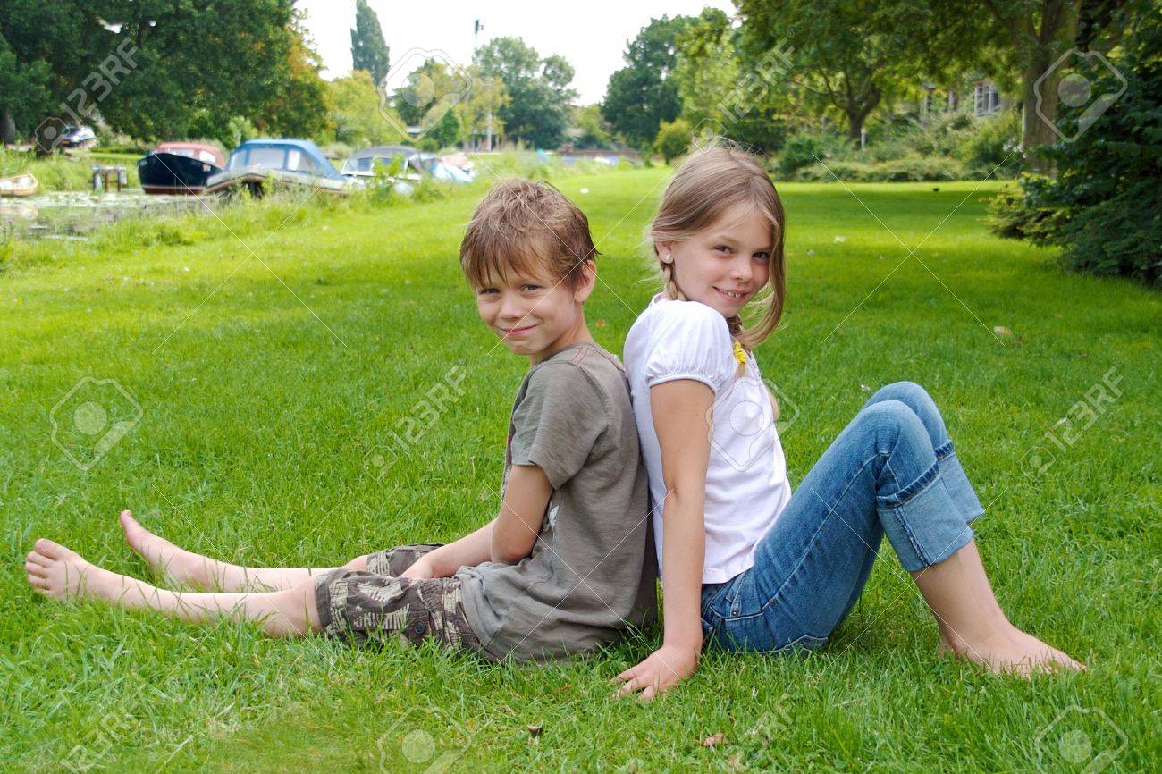 Deux Enfants En Dehors Assis Dos A Dos Banque D Images Et Photos Libres De Droits Image