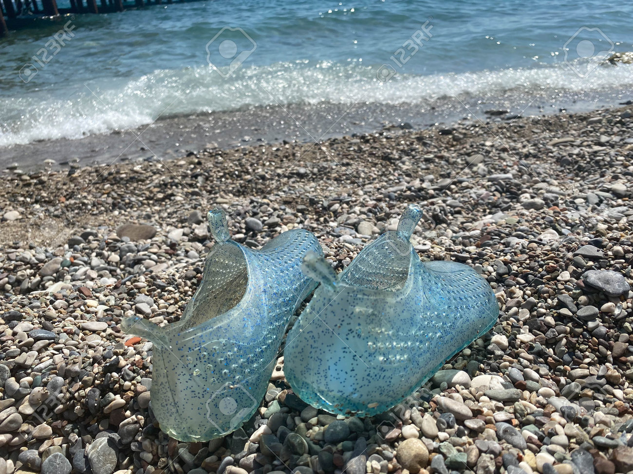 Zapatillas De Mujer De Goma Azul Para Nadar En Una Playa De