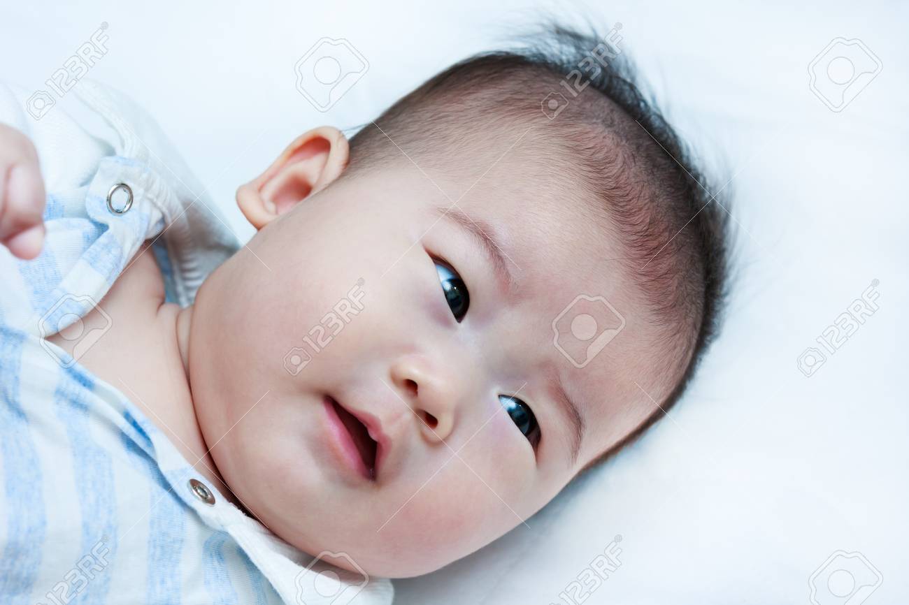Gros Petit Bebe Heureux Sourire En Position Couchee Dans Son Lit Une Petite Fille De Quatre Mois Adorable Sur Fond Blanc L Emotion Humaine Positive Studio Shot Banque D Images Et Photos Libres De