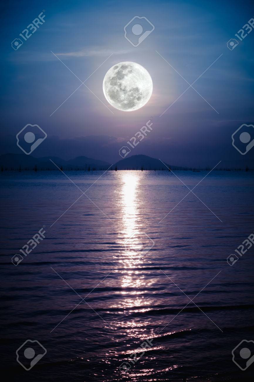 海の素晴らしい景色 満月の夜に海の上でロマンチックな景観 水に月の反射 の写真素材 画像素材 Image 海の素晴らしい景色 満月の夜に海の上でロマンチックな景観 水に月の反射 の写真素材 画像素材 Image