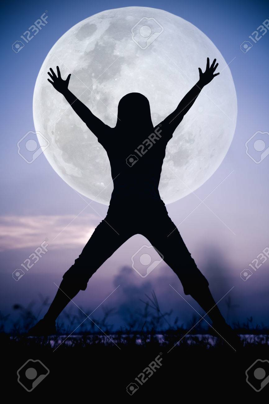 Opiniao Traseira Da Silhueta A Mulher Que Aprecia E Que Salta No Beira Rio Lua Cheia Grande Com Fundo Fantastico Do Ceu Feliz Tempo De Ferias Efeito De Tom De Cores Frias A