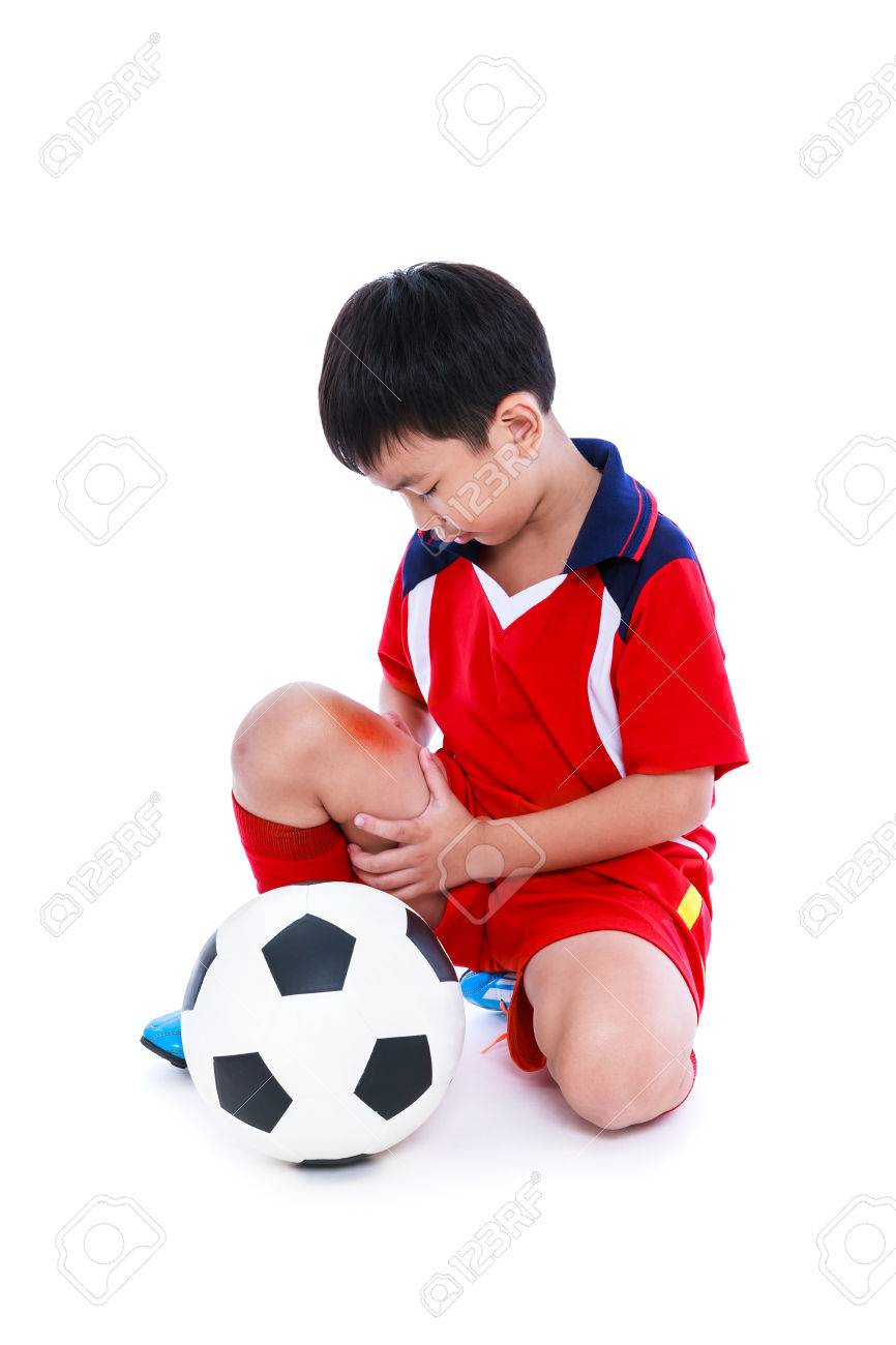 スポーツを傷つけます 彼の足に負傷した赤で統一サッカー少年アジア サッカー選手 白い背景上に分離 スタジオ撮影します 完全なボディ の写真素材 画像素材 Image