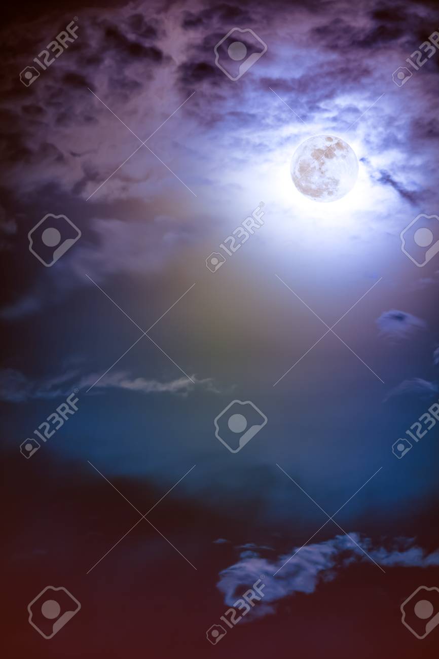 バック グラウンド夜間空の雲と光沢のある明るい満月の魅力的な写真 美しい満月の夜の空 夜の屋外 月は Nasa によって供給されたないです の写真素材 画像素材 Image