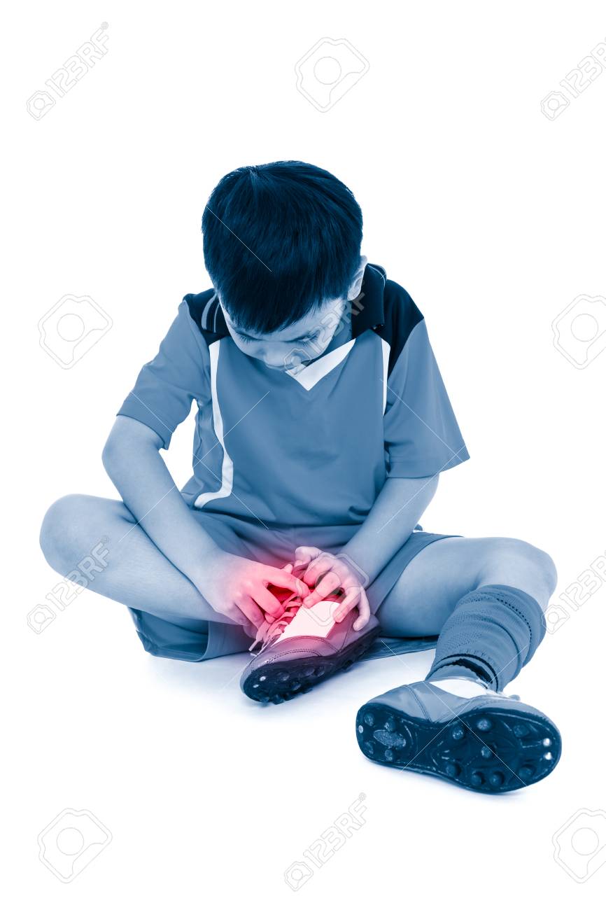 スポーツを傷つけます 彼の足の関節を負傷した制服でサッカー少年アジア サッカー選手 白い背景上に分離 完全なボディ 色は 青色の皮膚と痛みの赤のスポットを示す場所を増やします の写真素材 画像素材 Image