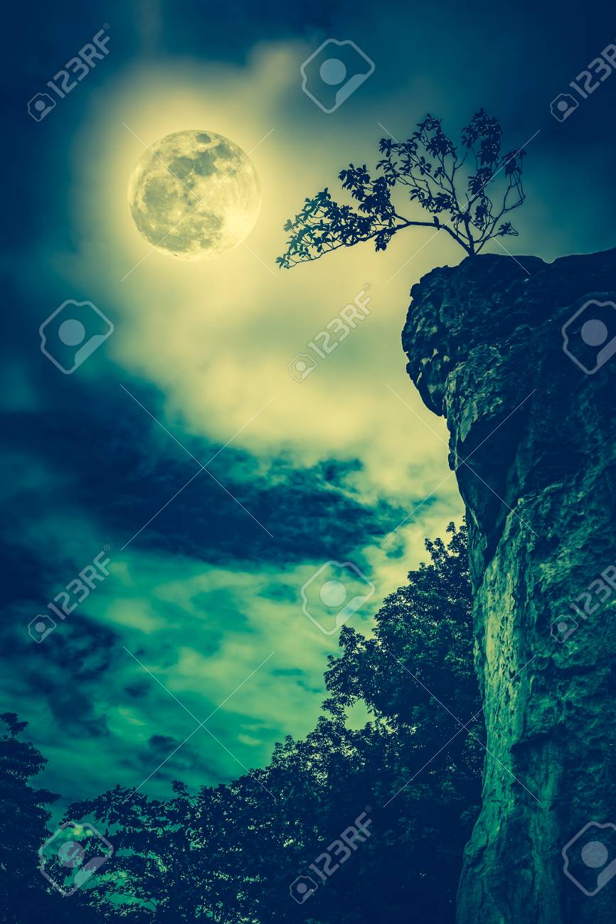 穏やかな自然に曇り 美しい満月の空に対して岩 夜間の美しさの風景 美しい環境の中ののどかな田舎の風景 クロス プロセス 月は Nasa によって供給されたないです の写真素材 画像素材 Image