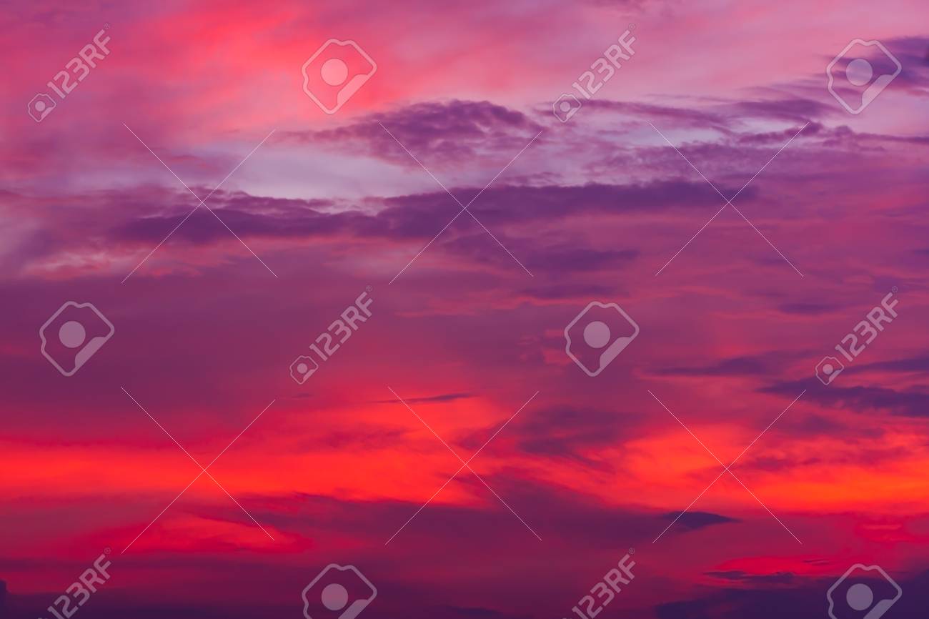 自然の背景 夜 雲の赤い空 美しく カラフルな夕日や日の出の時間 夏の日 夕方や朝は屋外 の写真素材 画像素材 Image 自然の背景 夜 雲の赤い空 美しく カラフルな夕日や日の出の時間 夏の日 夕方や朝は屋外 の写真素材 画像素材 Image