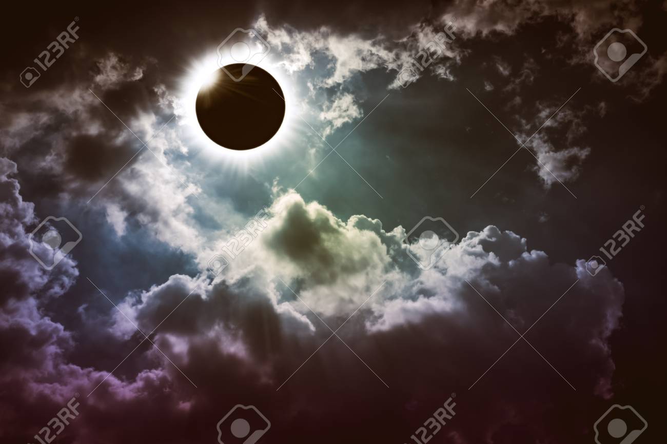 驚くべき科学的な自然現象 暗い雲が空に輝く皆既日食 美しい自然と安らぎの風景の幻想的な背景を抽象化します の写真素材 画像素材 Image