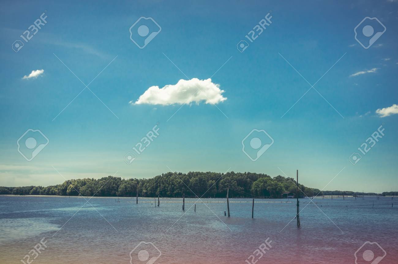 Paisagem Bonita Do Ceu Azul E Da Ilha Verde Com Poucas Nuvens Sobre O Mar Ao Ar Livre No Dia No Dia De Verao Fundo De Natureza De Serenidade Tom De Efeito