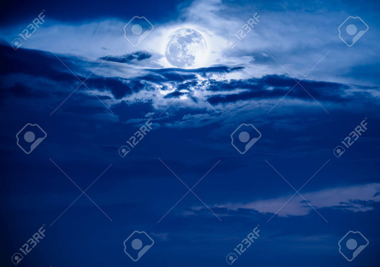 曇りで背景夜間の魅力的な写真 美しい満月 安らぎ 自然の背景の夜の空の風景です 自分のカメラで撮影した月です の写真素材 画像素材 Image 曇りで背景夜間の魅力的な写真 美しい満月 安らぎ 自然の背景の夜の空の風景です 自分のカメラで撮影した月です の写真素材 画像素材 Image