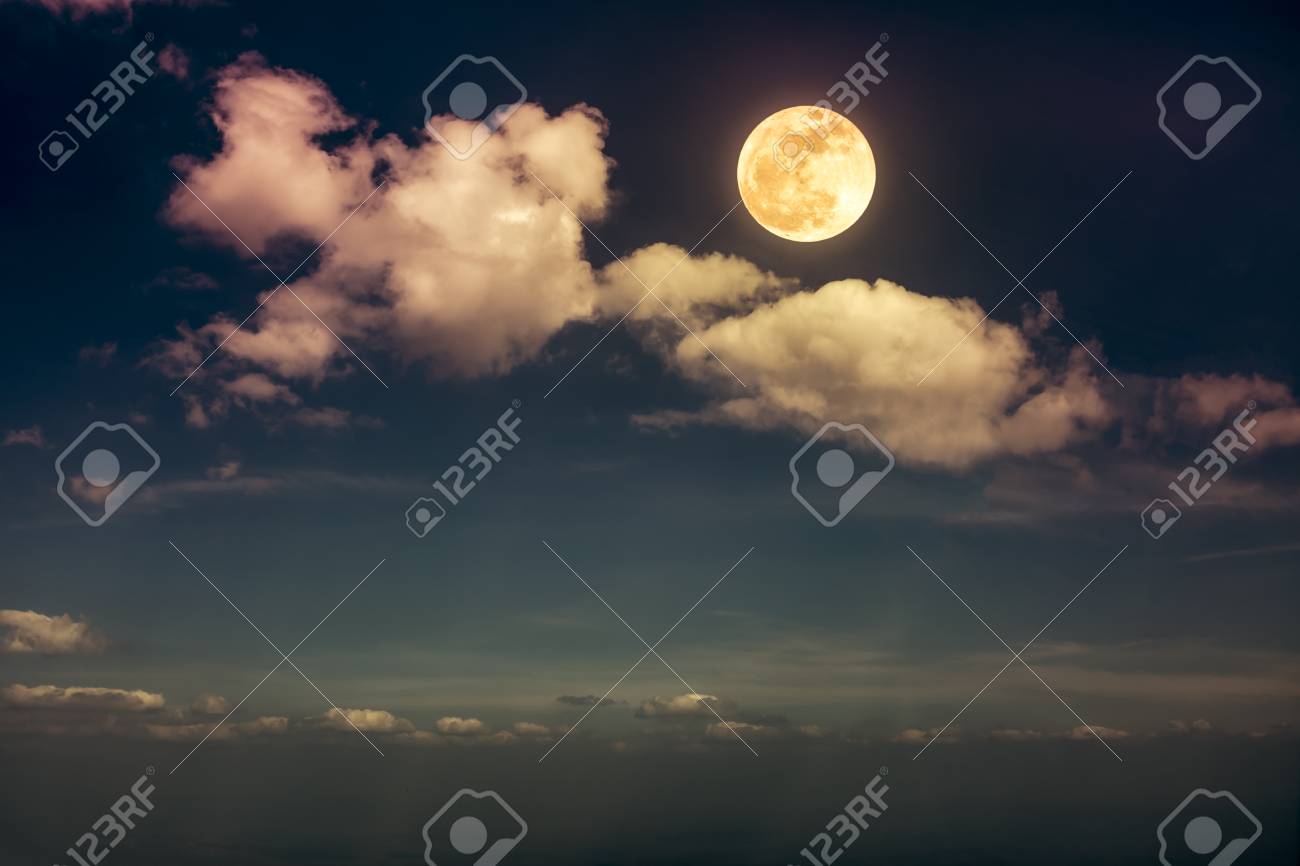 美しい Skyscape 雲と明るい満月と夜の空の風景 静寂の自然の背景 月明かりと夜に屋外 クロスプロセス 月は自分のカメラで撮りました の写真素材 画像素材 Image