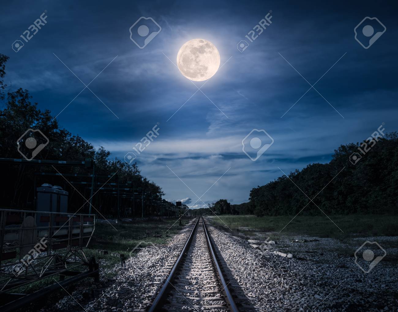 夜には鉄道の線路が森を通り抜ける 木々や鉄道のシルエット上にある 美しい青空と満月 セレニティ自然の背景 夜間屋外 自分のカメラで撮った月 の写真素材 画像素材 Image 夜には鉄道の線路が森を通り抜ける 木々や鉄道のシルエット上にある 美しい青空と満月 セレニティ自然の背景 夜間屋外 自分のカメラで撮った月 の写真素材 画像素材 Image