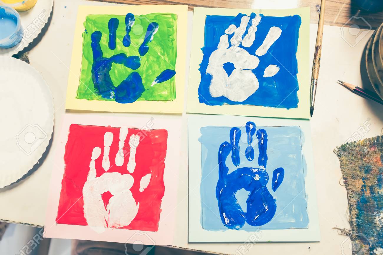 美術の授業で指紋のコレクションを表示するトップ。色手を水彩  