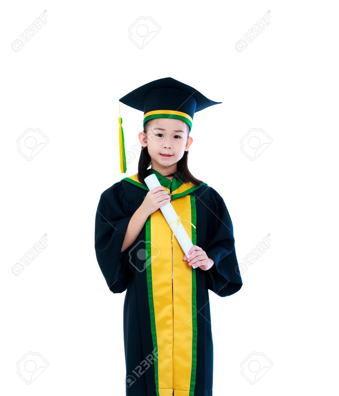 幼稚園卒業 卒業式のガウンとキャップで幸せなアジアの子供は スタジオで卒業証書を保持しています かわいい女の子が楽しそうに微笑んでいます 白い背景に隔離されています の写真素材 画像素材 Image