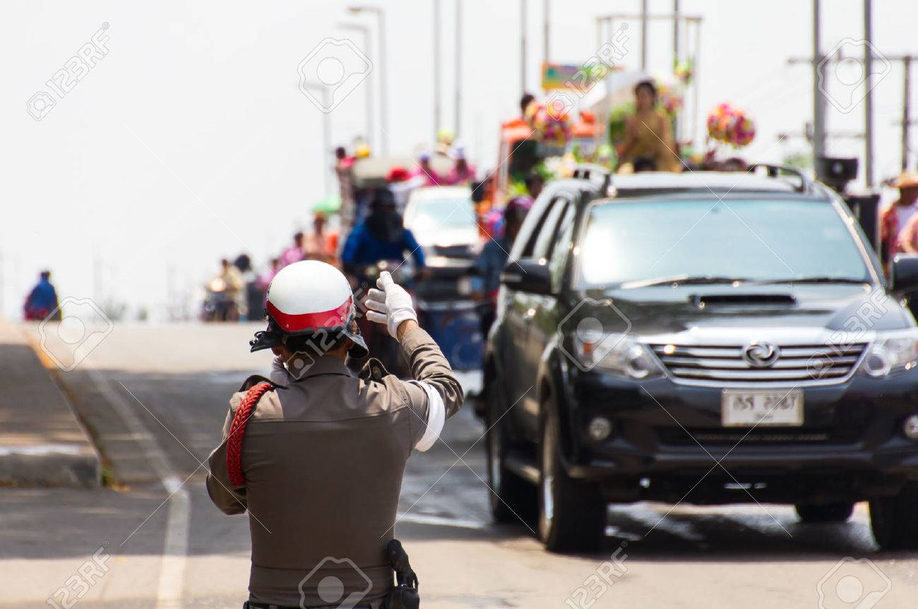 タイ警察手信号を使用して 道路上 船団を強制的に の写真素材 画像素材 Image