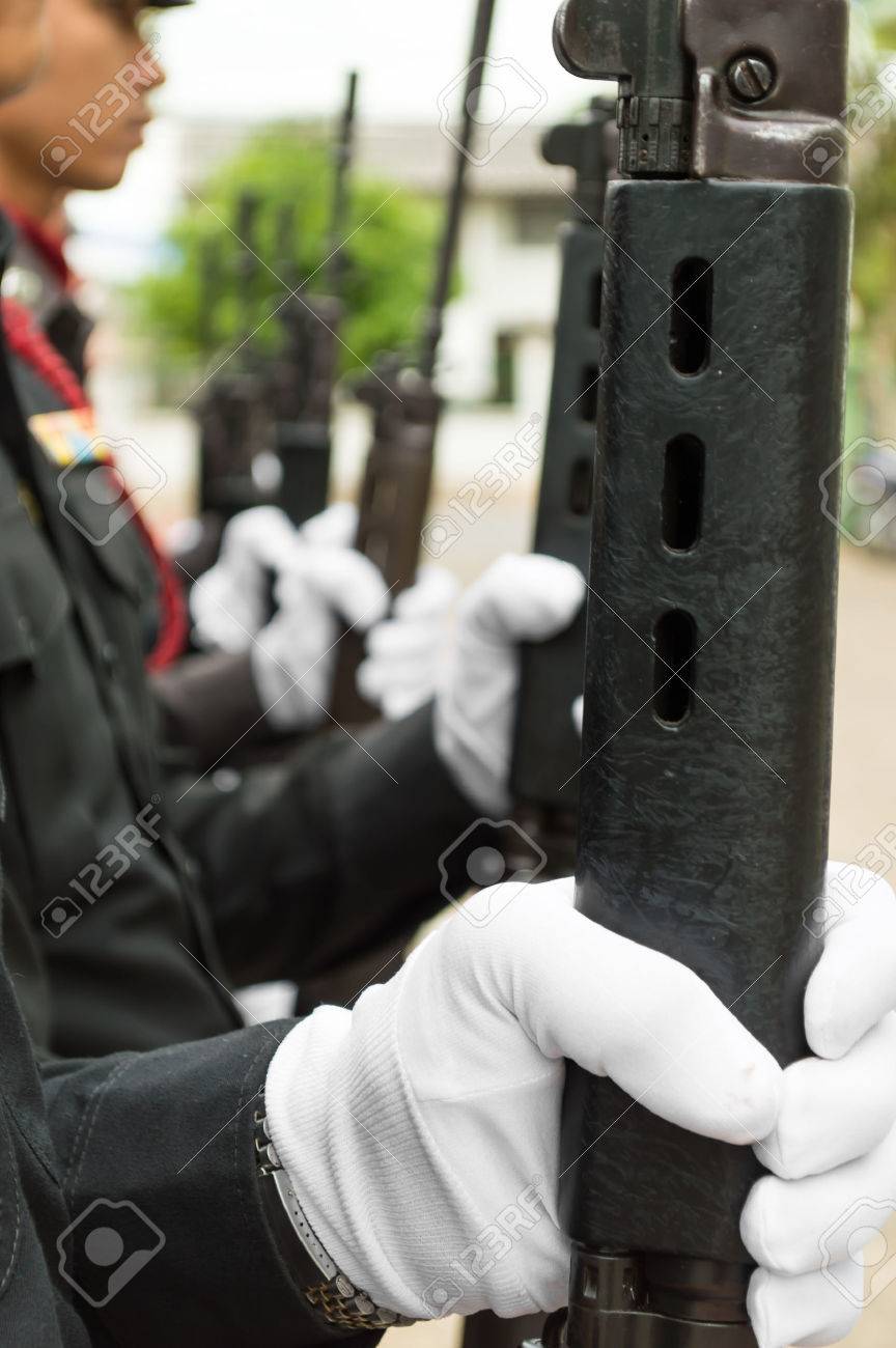 白い手袋 長い銃警察の行のクローズ アップ の写真素材 画像素材 Image 白い手袋 長い銃警察の行のクローズ アップ の写真素材 画像素材 Image