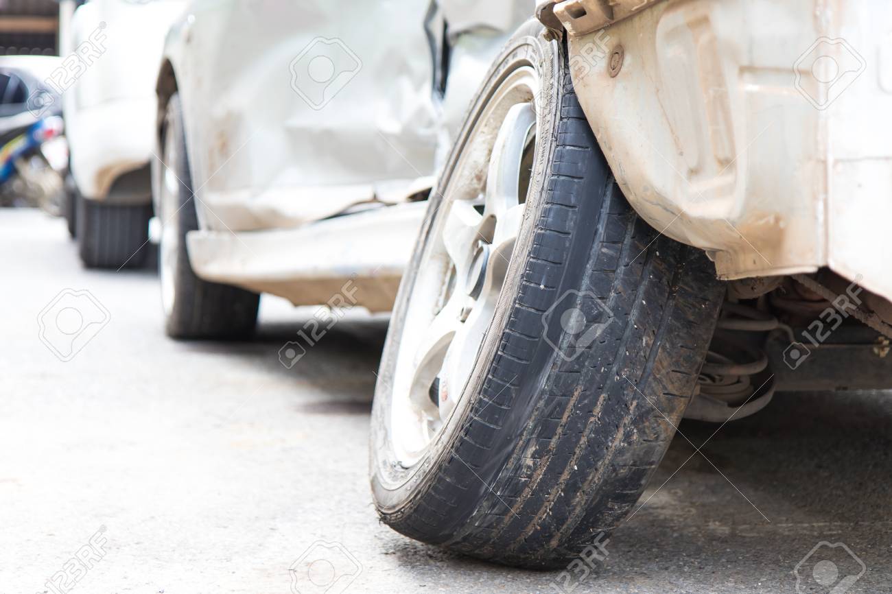 完全に歪んだ事故が破壊された後輪駆動車の下を閉じます の写真素材 画像素材 Image