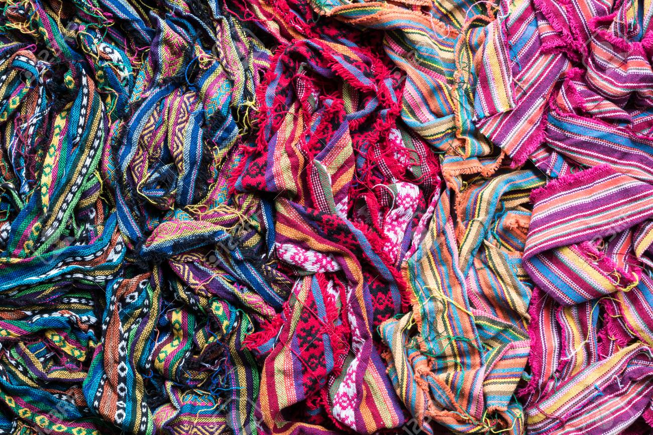 Les Pièces De Tissu Sont Tissées Avec Une Variété De Fils Colorés Et Le Reste Du Patchwork Est Soigneusement Cousu - 