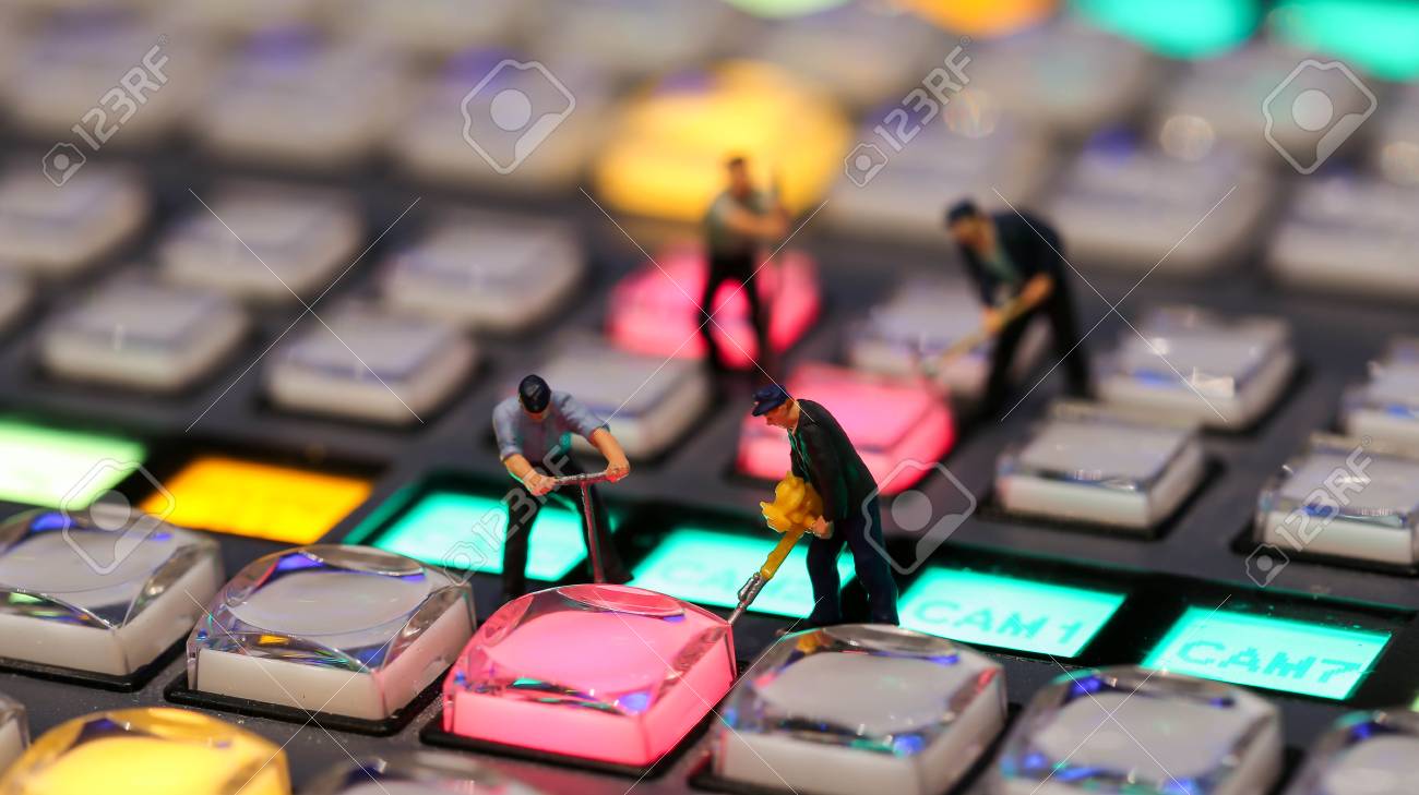 ミニチュアの人々 テレビ放送 カラーボタンのスイッチャー制御の労働者 の写真素材 画像素材 Image