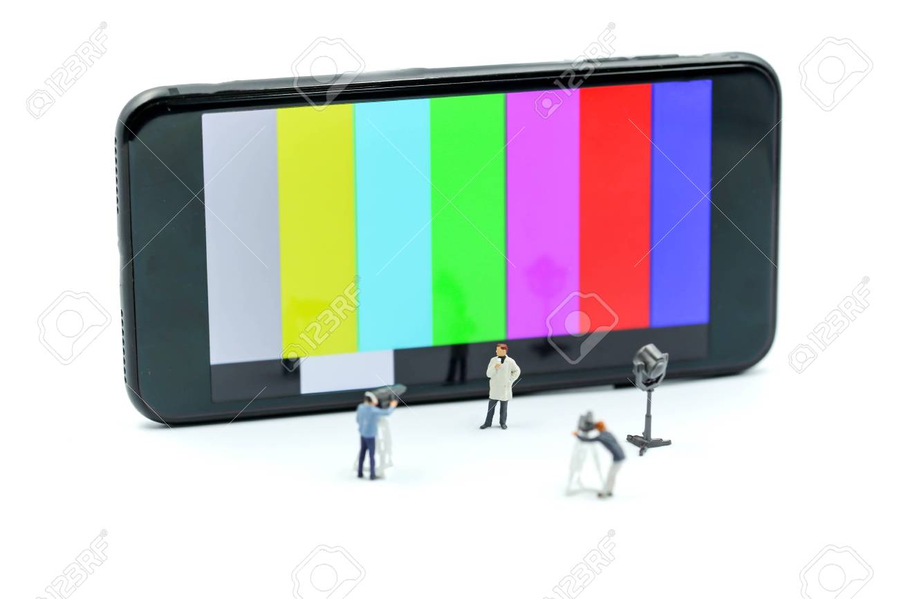 ミニチュアの人々 ジャーナリスト カメラマン ビデオグラファーは カラーバーテレビの背景で撮影 の写真素材 画像素材 Image
